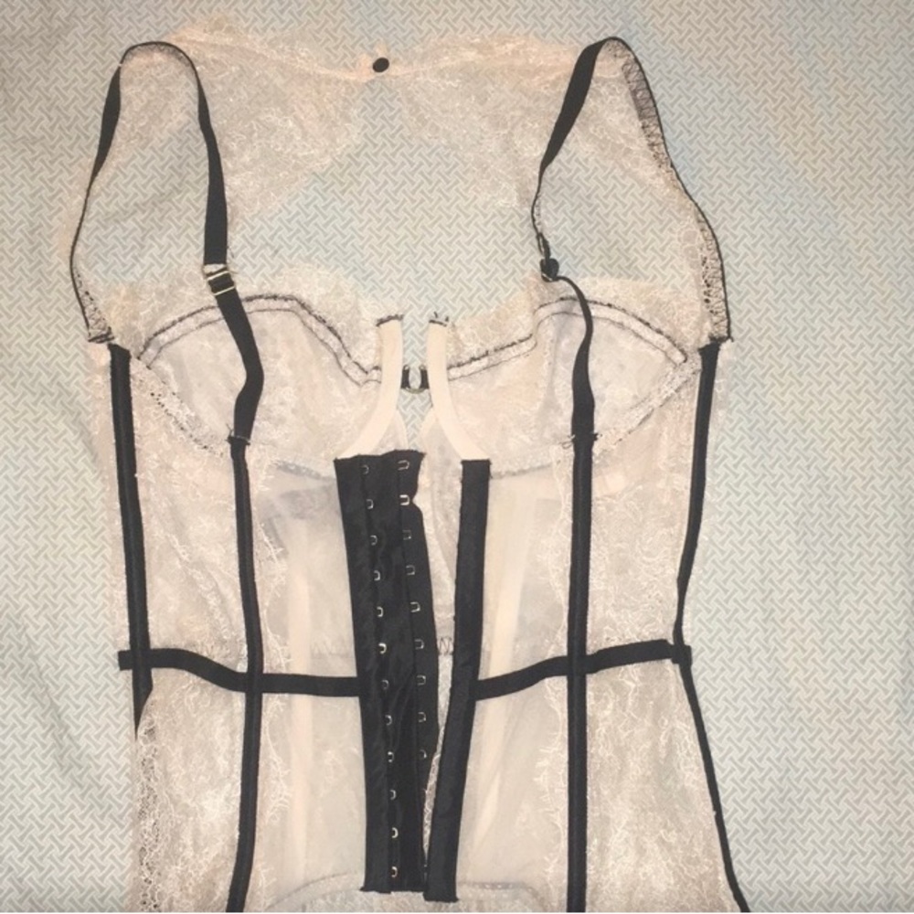 Rare VS Fashion Show 2014
Embellished Gold Corset
Swarovski Crystals Size 36D - Picture 7 of 10
